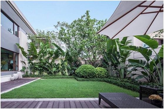 花池是养花和栽树用的围栏区域,池内要倒入种植土和设有排水孔,其高度