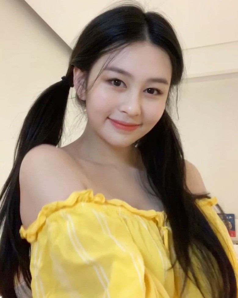 邱淑贞女儿沈月扎双马尾 清新甜美少女味十足