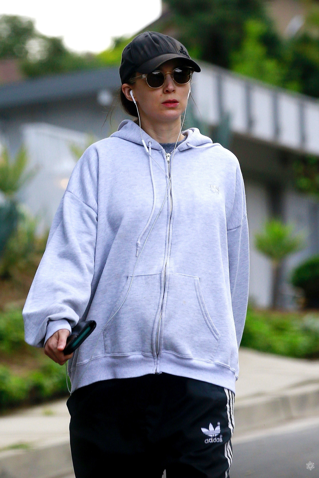 35岁鲁妮·玛拉出门锻炼,穿了杰昆·菲尼克斯超大号衣服