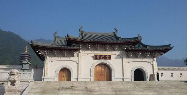 云梦寺的高僧智永和尚是王羲之的第七代孙,而且智永还在云门寺祭拜祖