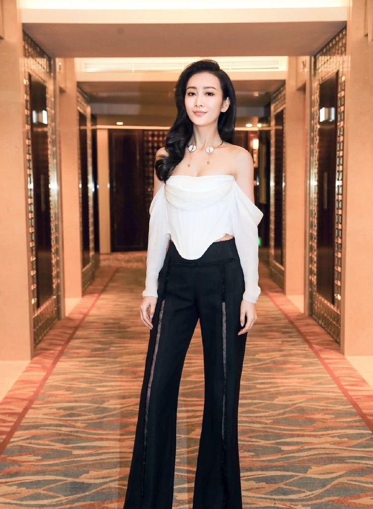 37岁的王鸥气质感全开,身穿一袭白色蕾丝连衣裙优雅大气