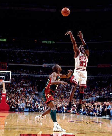 乔丹的投篮有多难防?对方4人同时仰望乔丹,摸都摸不到咋盖?