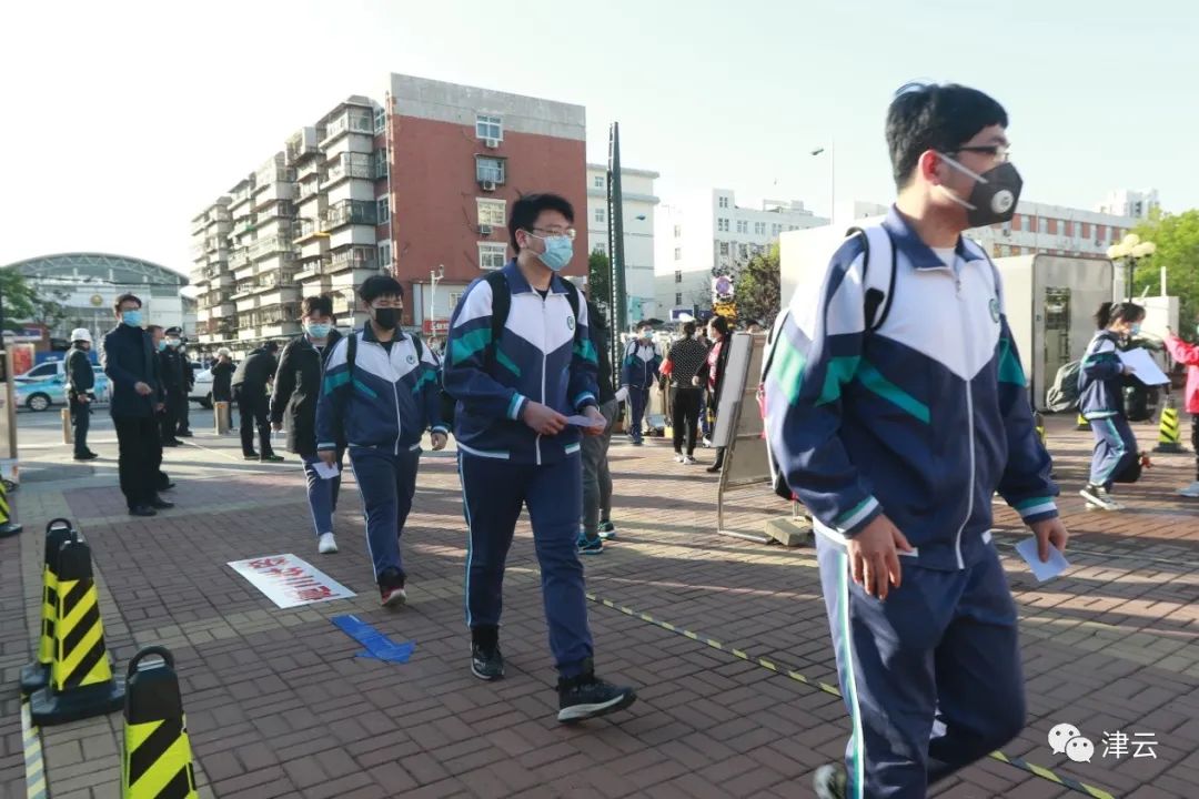 早上7点20分,天津市葛沽第三中学的校门前,学生们陆续到校,并按照地面