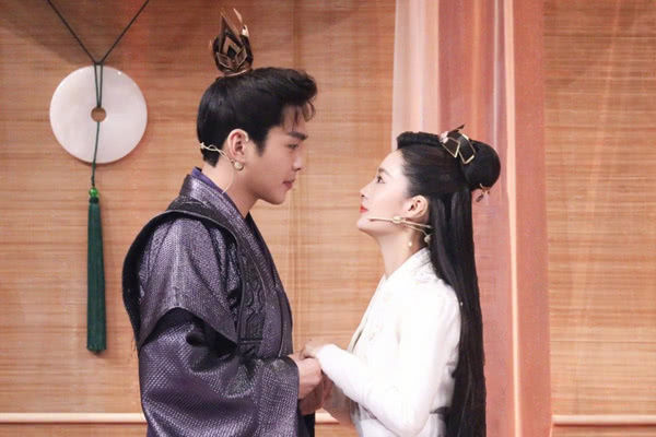 王牌对王牌李沁挽手张若昀不愧是李避嫌下一秒的反应