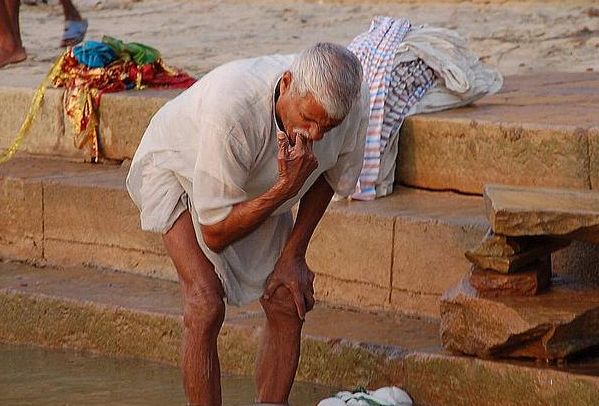 印度奇葩习俗:上露天厕所,大便后不用纸,吃饭用手抓.