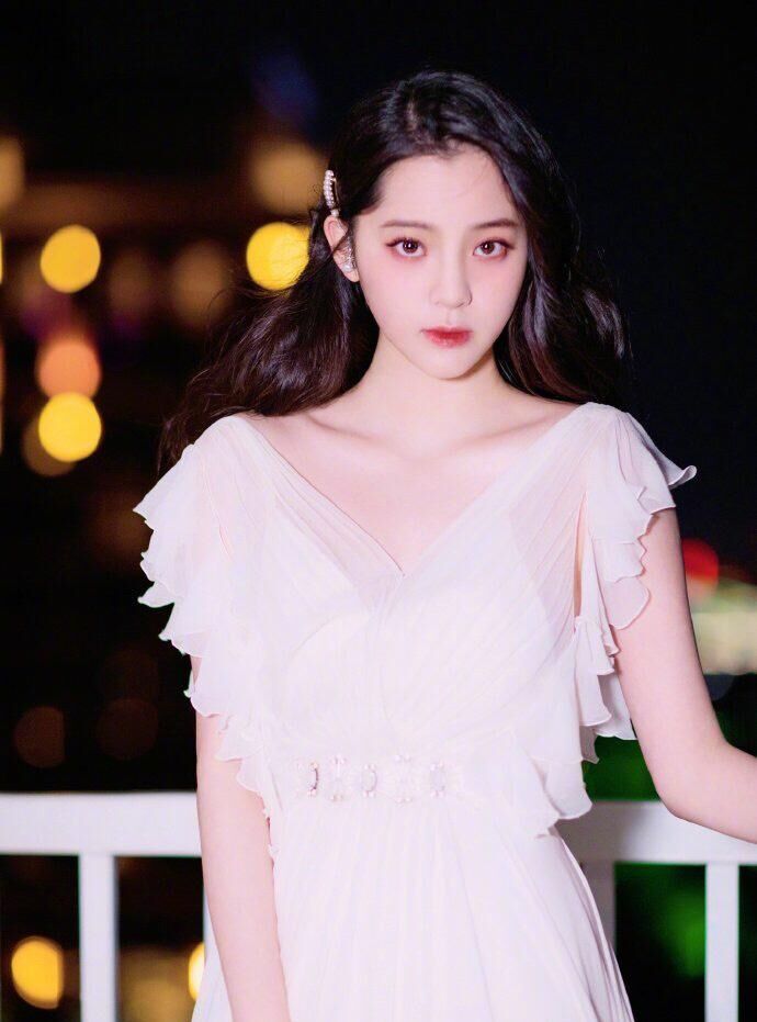 欧阳娜娜在江边拍照穿纱裙出镜气质成熟怎么看都不像是19岁