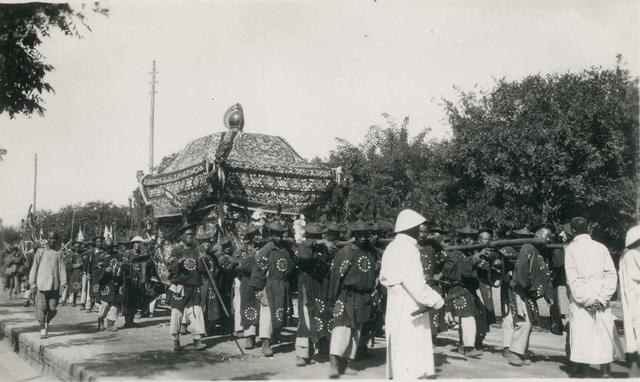 他在深山称帝在位9年收纳55名妃子直到1990年才被抓获