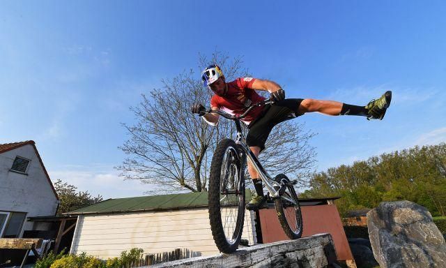 运动员居家不得不采用家庭训练的方式来维持自己的状态