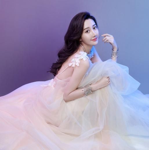 曾因饰演《丑女无敌》中小艾爆火,事业巅峰一再整容|丑女无敌|文梦洋