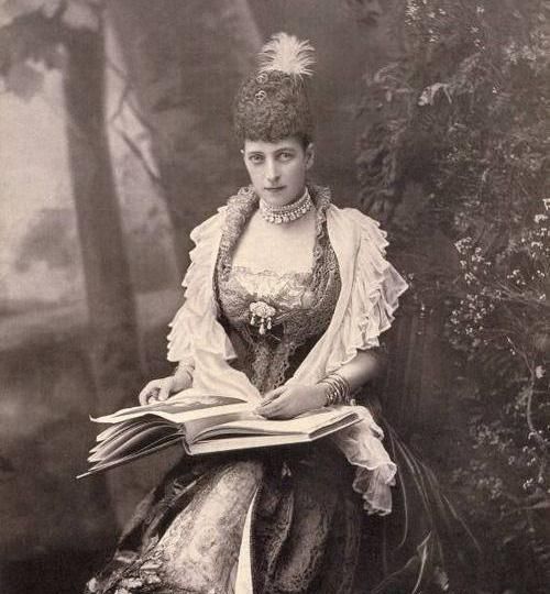 国王临终前,王后亲吻国王的情妇,然后大喊:把这个女人赶出来|爱丽丝