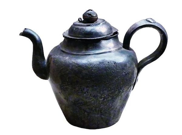 钟的名称更为普遍,并且它在明代适用的范围很广,不仅饮酒之器可曰酒钟