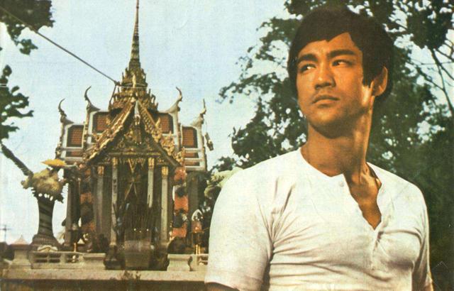 李小龙女儿戴大黄花庆祝51岁生日眼袋明显比王菲等同龄女星显老