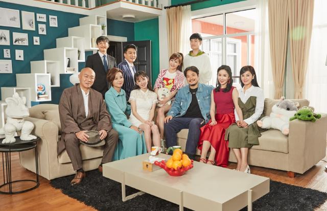 爱情公寓lisa榕和家人聚餐董事长老公罕见露脸两人超有夫妻相