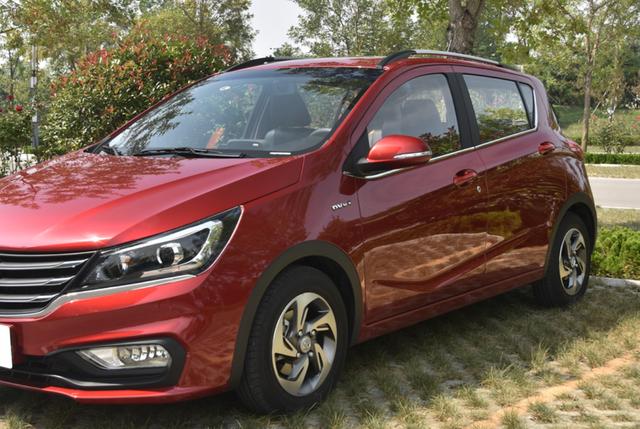 3万多难得一见两厢车品质不比polo飞度差放倒后排可躺2人