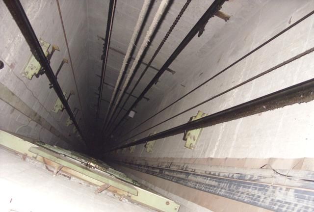 电梯井紧挨我家,出门就是电梯多方便