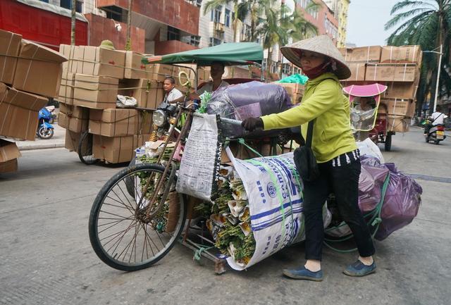 河口带货那些恐怖的越南自行车一车载千斤推车人很多是女性