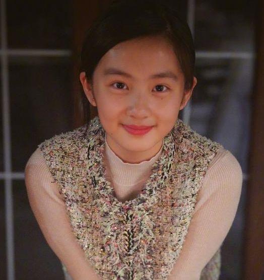 黄磊14岁女儿晒近照,多多卸掉红唇罕见素颜出镜,变化太大!