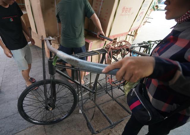 河口带货那些恐怖的越南自行车一车载千斤推车人很多是女性