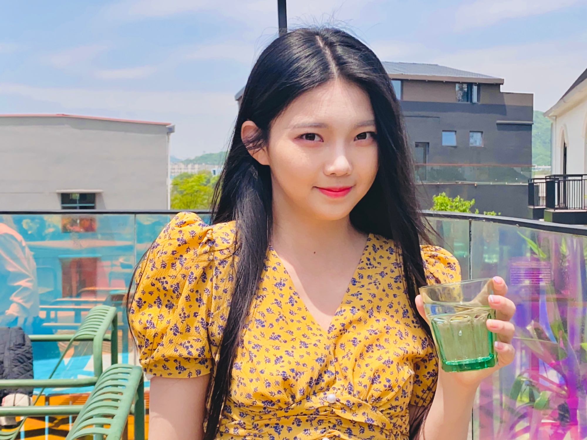 上快本拍杂志凭借淡黄的长裙走红的李熙凝凭啥资源大好