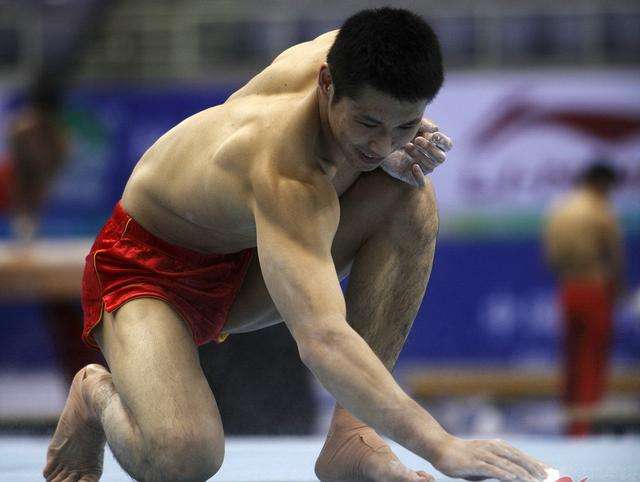 31岁奥运冠军张成龙,曾包下商场大屏求婚,妻子倒追他3年