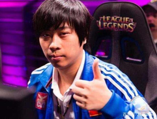 很多人都知道卢本伟以前也是打职业比赛的,后面就退役下来当主播,然后