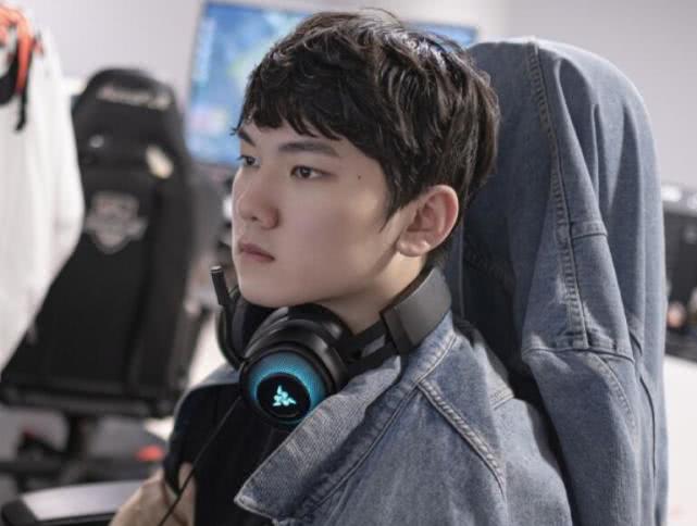 jkl定妆照都没拍直接从以前的照片上抠图身体都不是自己的