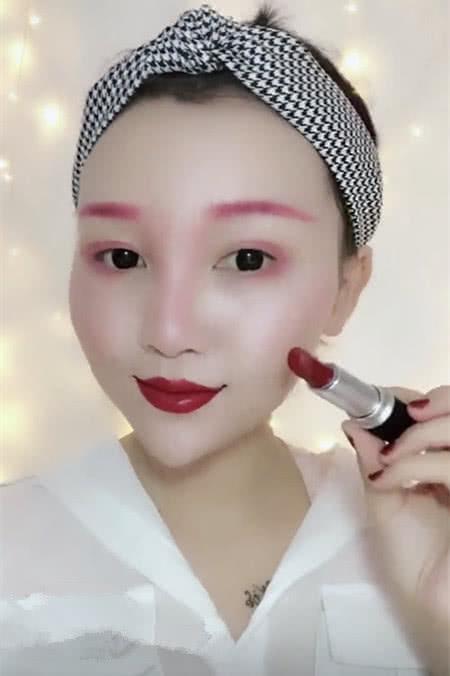 小姐姐仅一支口红画完整张脸,妆面完成后,网友:可以拜师吗