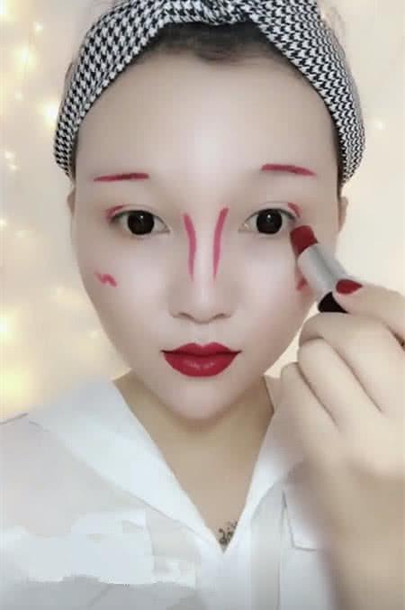 小姐姐仅一支口红画完整张脸,妆面完成后,网友:可以拜师吗