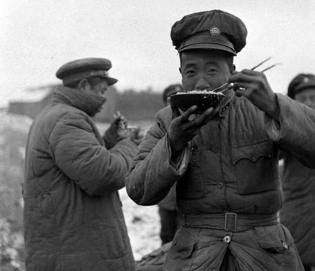 战士,而是那些被解放军俘虏后经过教育,成为解放军一员的国民党军俘虏