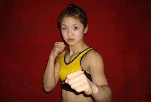 是"功夫美少女"柏晶,论战绩和实力,她可以称得上是武林风初代格斗女王