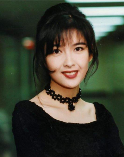 被称为玉女掌门人未出生父亲就因病去世今52岁依旧迷人