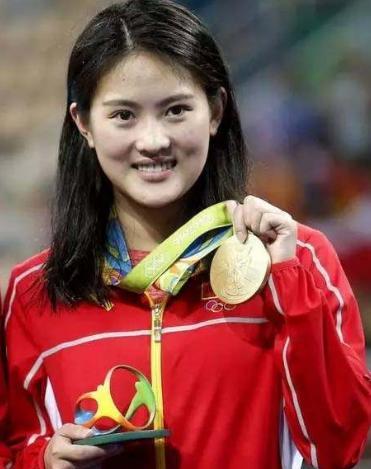 她是公认的"跳水女神",曾五夺奥运金牌,如今身材发福到不敢认