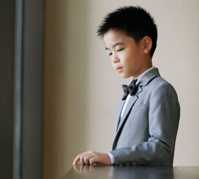 韩昊霖开始被观众熟知的是电影《我和我的祖国》之《夺冠》中的小冬冬