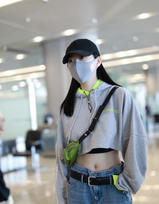 景甜身材太好荧光绿色拼接灰色短卫衣展现完美身材