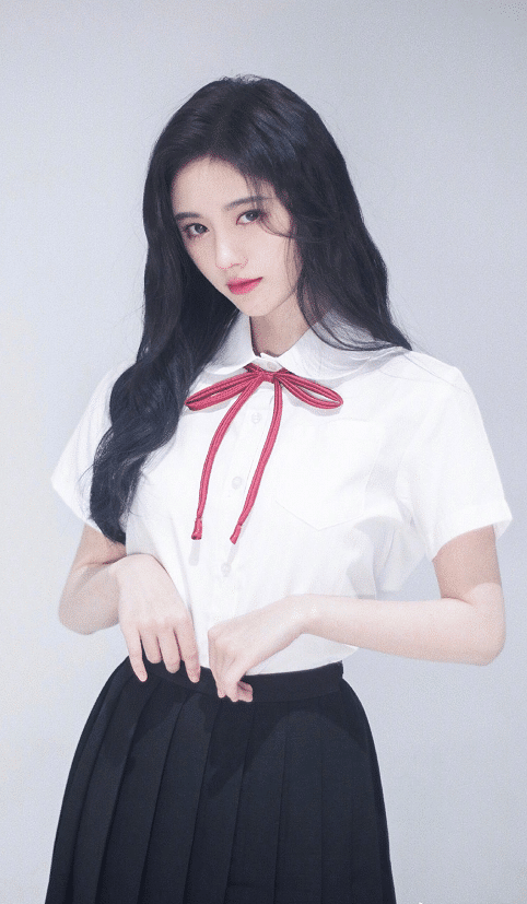 当沈月和鞠婧祎同穿学生制服,谁更有校园初恋的感觉?