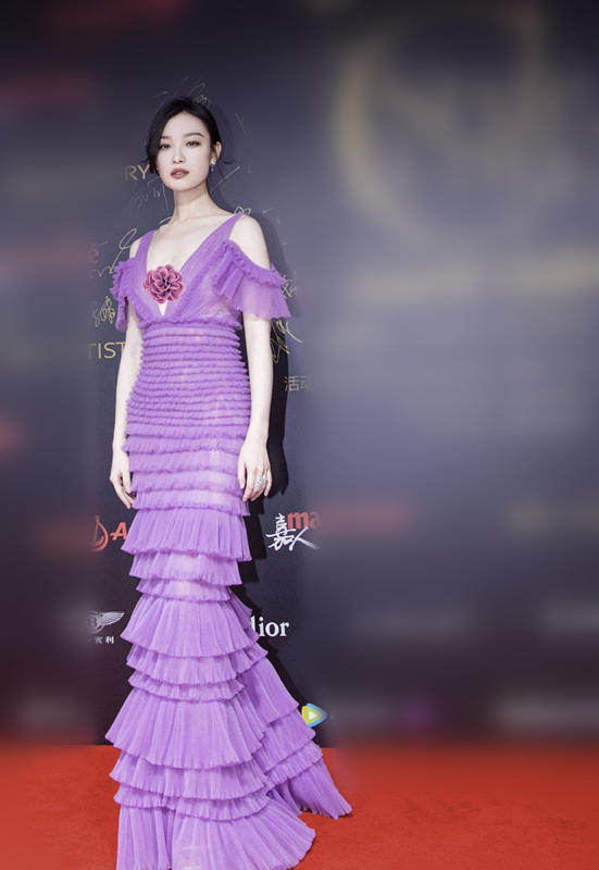 倪妮身穿紫色连衣裙性感高级,高挑精致,身姿婀娜太撩人