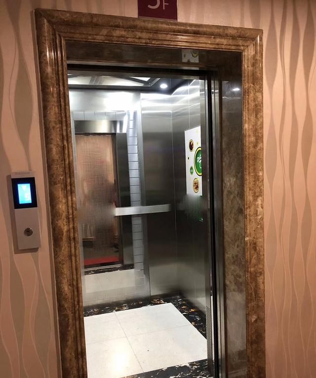 电梯井紧挨我家,出门就是电梯多方便