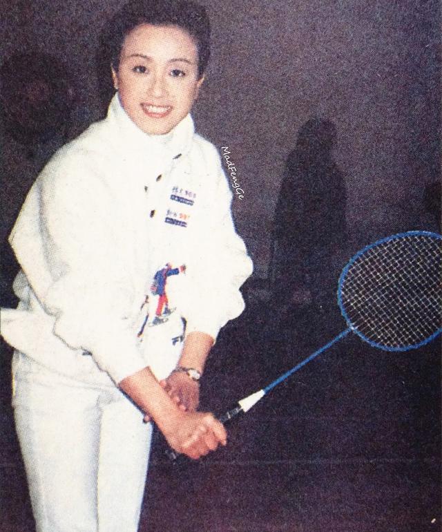 52岁盖鸣晖罕露面,身材苗条气质好,被称为"女扮男装"专业户