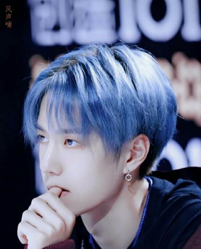 除开蓝色发型吸睛以外,王一博还尝试过挺多发色的,现在我们来盘点一下