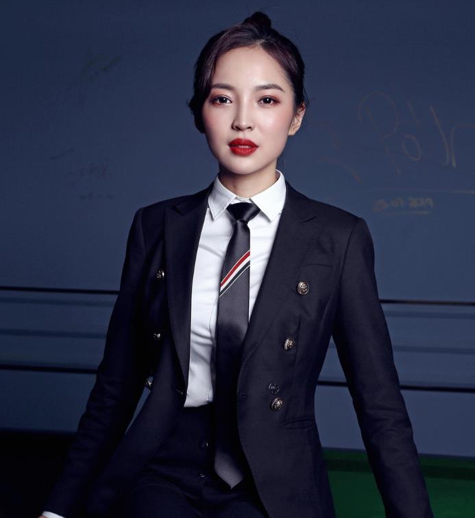 最美台球裁判晒美照却自我调侃是非主流网友点评太美了