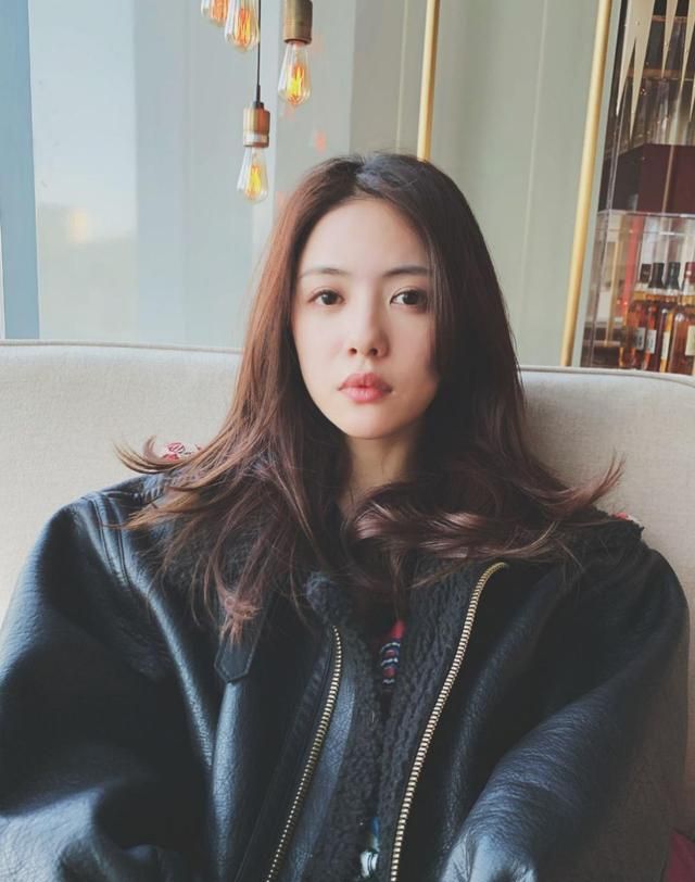 蔡文静与友人深夜现身路边,抽烟动作娴熟惹争议