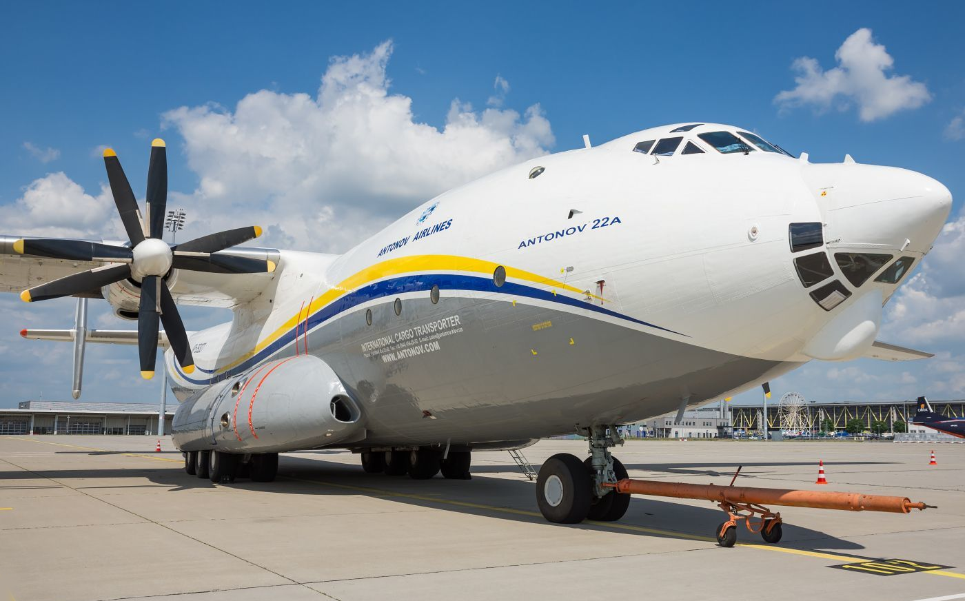 5万马力,每台库兹涅佐夫hk-12ma型涡轮螺旋桨发动机驱动一对直径为