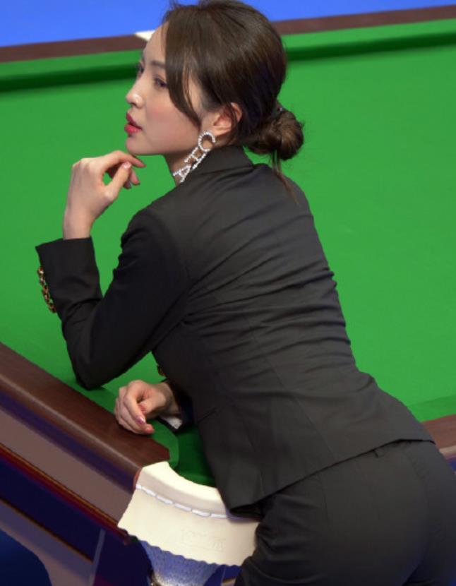 最美台球裁判气质不输潘晓婷!身材傲人 亨得利赞其为大场面而生