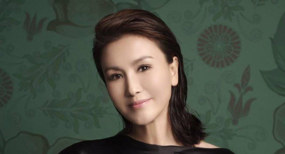 她被誉为"最美警花",嫁大23岁导演,今52岁已为爱守寡6年