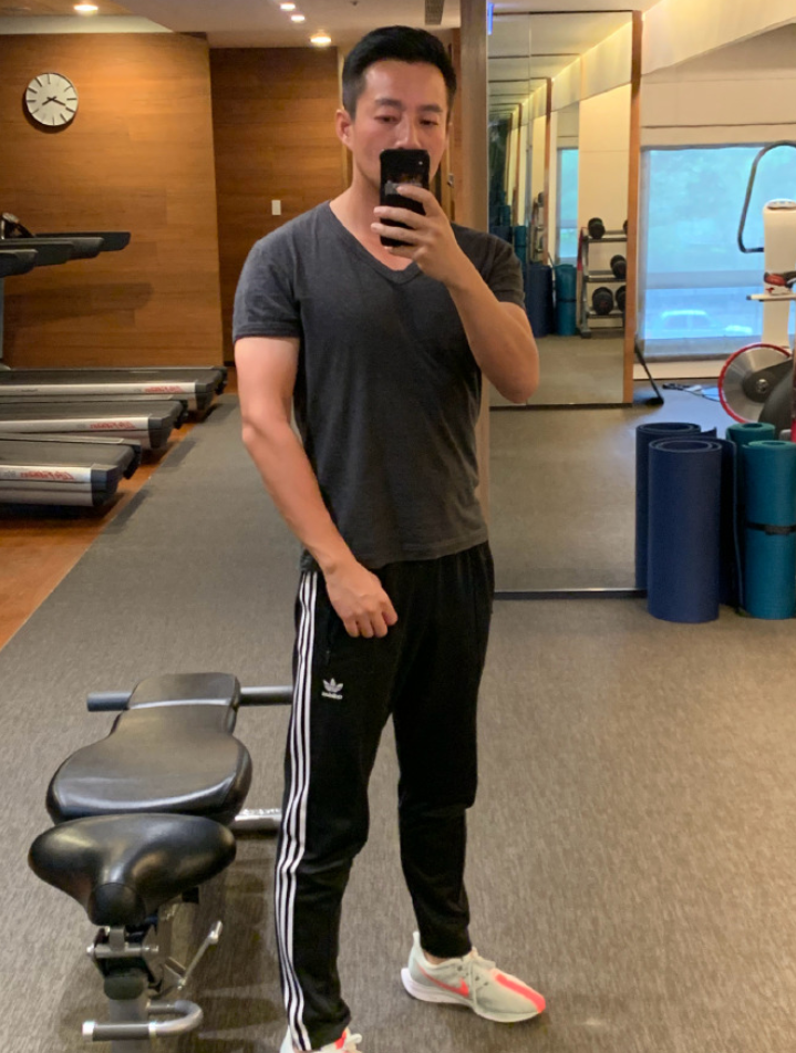 汪小菲罕见晒出健身照,面色发红似刚健身结束,手臂肌肉可见