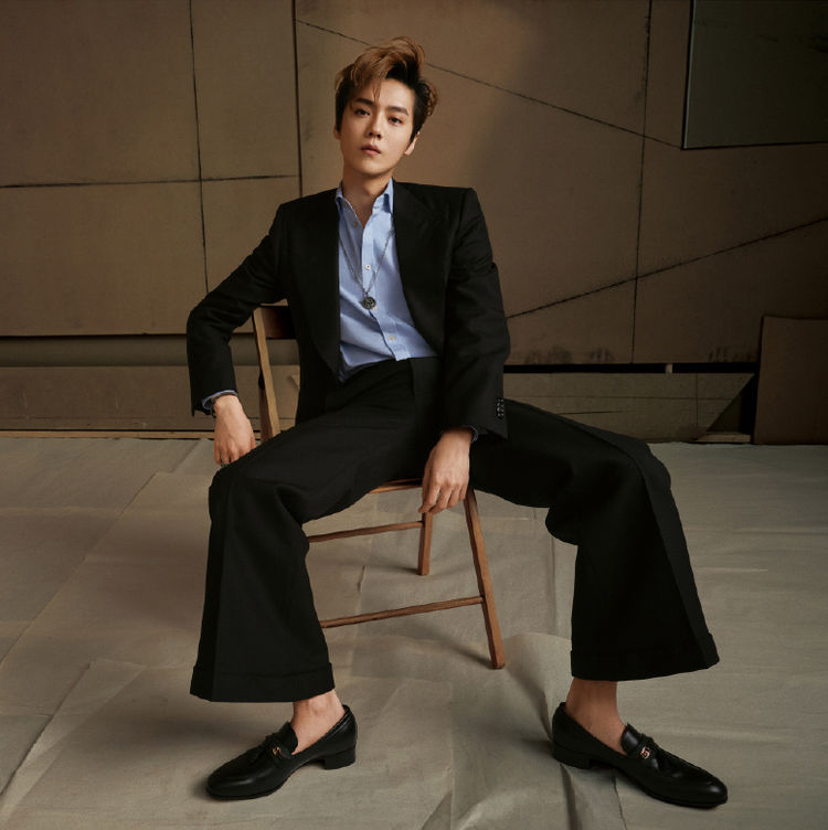 终于被鹿晗帅到了,穿蓝色衬衫配黑色西装,坐椅子上姿势好霸气