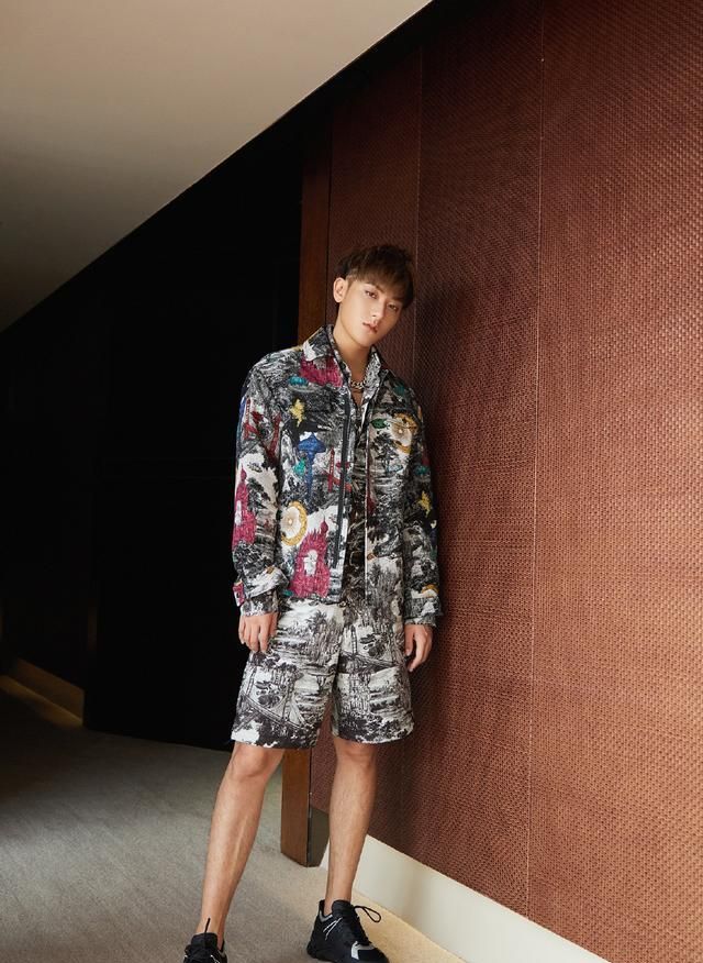 黄子韬太惊艳,戴大银链穿沙滩裤帅气