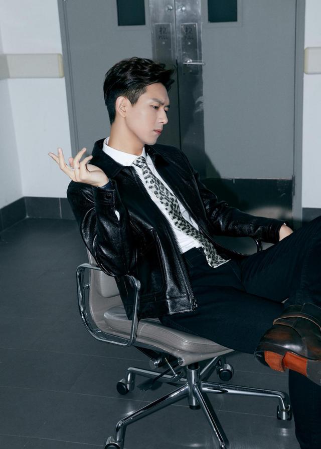 李现穿白色西装更像谦谦公子,"墨水"衬衫超个性,衣品太狠