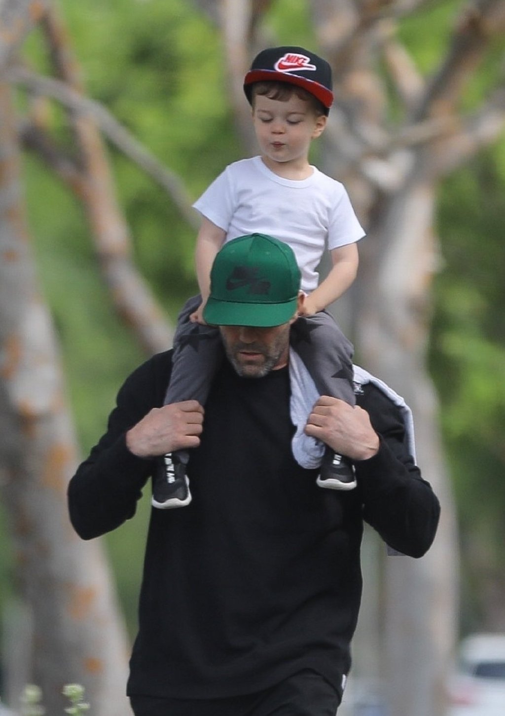 "全球最帅光头"杰森·斯坦森溜娃,3岁小儿子颜值超正太