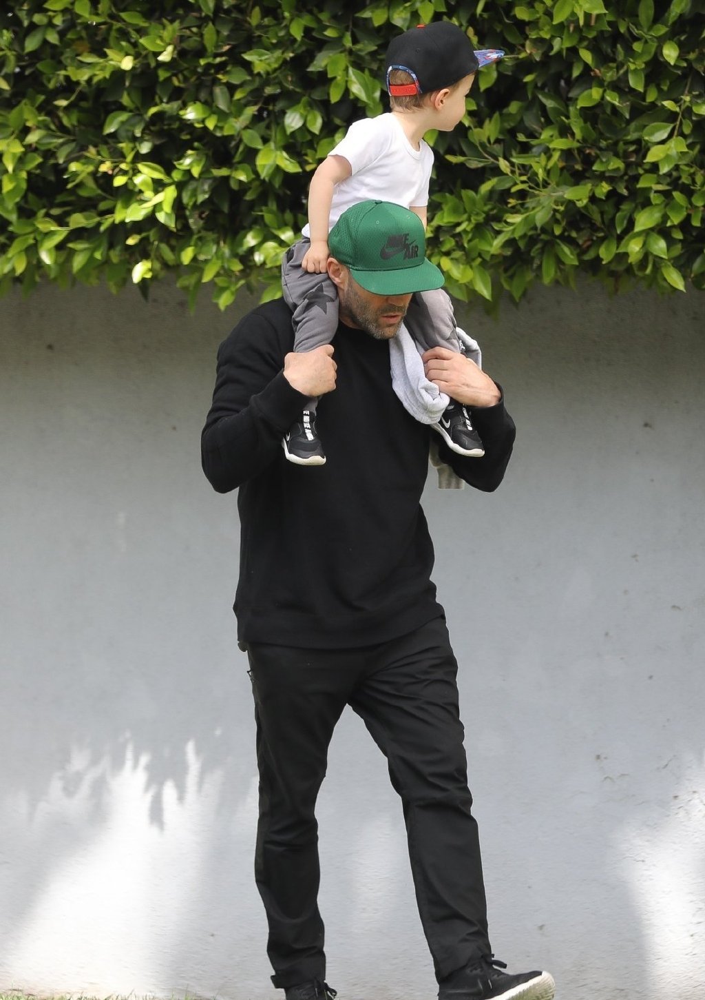 "全球最帅光头"杰森·斯坦森溜娃,3岁小儿子颜值超正太